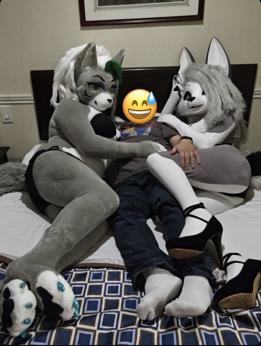 _wolfeySD_'s tweet photo. What would you do if you were here in the middle? 🐺❤️💋

😈🐺: @KigMelia69709 
🐺🎸: me
📸/😅: @realfakeryusei 

#furry #kigurumi #helluvabossloona #fnafroxannewolf https://t.co/4yunVwW8Xb