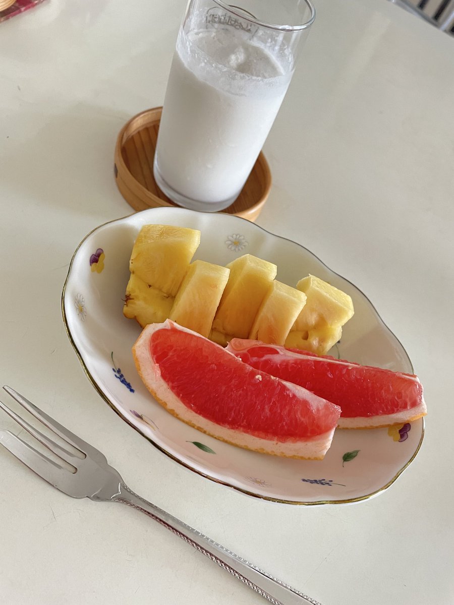 LEIKA_S's tweet photo. おはようございます☀
今朝はパイン&amp;グレフル🍍
🍑と🍈が控えておりますが、食べごろは明日以降かな〜❓
とりあえず今週は乗り切れそうです✨
今日は10日❗️支払いと給料日💰
忙しい1日となりそうです👀 https://t.co/xvQVYTA3Vr