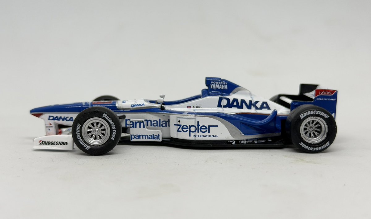 GastonLieby's tweet photo. Colección Racing Cars #F1 🏁 N° 20
🏎️ ARROWS A18 (1997) 
⚙️ Yamaha OX11C V10 a 72º de 3.0 litros, aspirado, tracción trasera. 700 HP a 14.000 rpm | 2.996 cc
💨 340 km/h | 0 a 100 km/h 2,8 seg
⚖️ 600 kg
👤 Damon Hill 🏴󠁧󠁢󠁥󠁮󠁧󠁿
📐 Escala 1/43
#DamonHill #Arrows https://t.co/zaU7hl8SSW