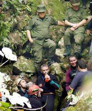 PandadelAmorXXI's tweet photo. Hace 22 años, 6 militares ingleses quedaron atrapados en las grutas de Cuetzalan, pero rechazaron ser rescatados por el gobierno mexicano y esperaron 8 días a que llegara un grupo desde Inglaterra.

 Nunca se supo la verdadera razón de su presencia en las grutas. #PandaNews https://t.co/7IDsJmV8P1