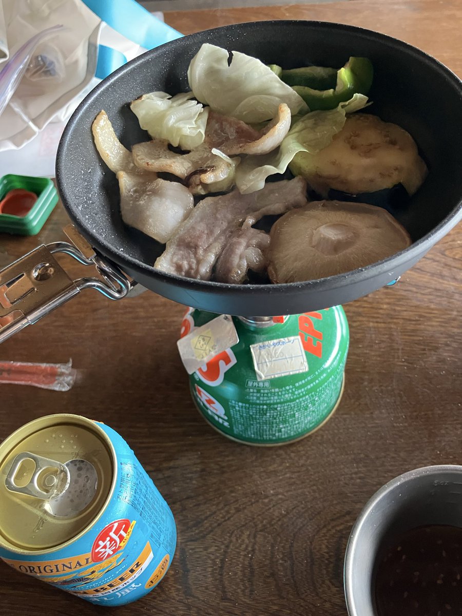 egoshi2007's tweet photo. 晩ご飯は凍らせて持って来たお肉で焼肉( ´ ▽ ` )ﾉもちろんとっくに解凍されている。僕はお肉を信じてる。 https://t.co/ZFhBaG5FCs