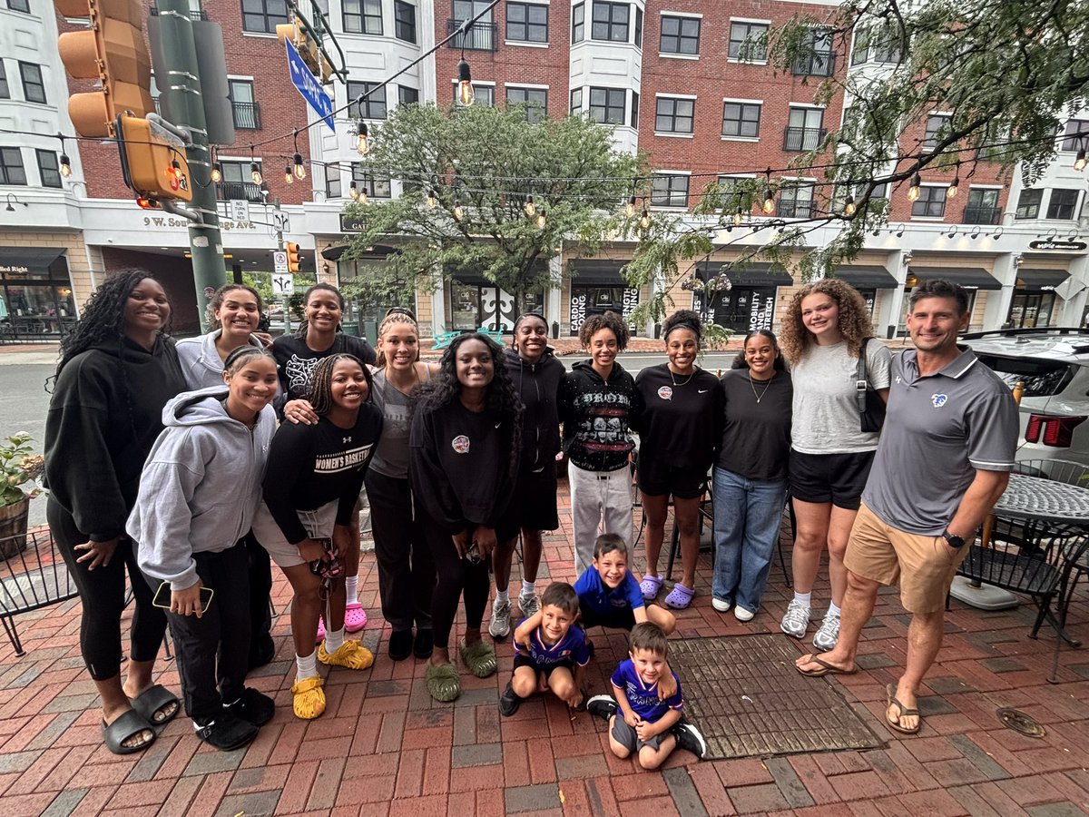 TonyBozzella's tweet photo. Great team dinner at fantastic  @SHUWBB supporter @BunnysSportsBar !!  Thank you for all your support of @SHUAthletics https://t.co/yStTEWzeFx