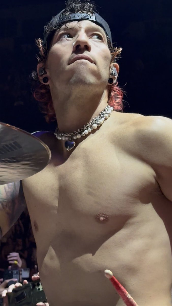 thewrldsasleep's tweet photo. #joshlerthursday #whatsthat https://t.co/hKDgWEiwra