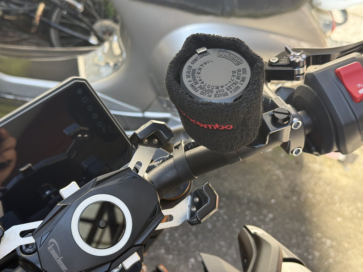 Gsx318R's tweet photo. 部屋に転がしてたブレンボのタンクバンドを被せてみた
R1の時に雨でズブ濡れになってから伸びちゃってたので、熱湯→冷水で復活を試してみたけどやっぱり伸びてる😓 https://t.co/PR44QW467F