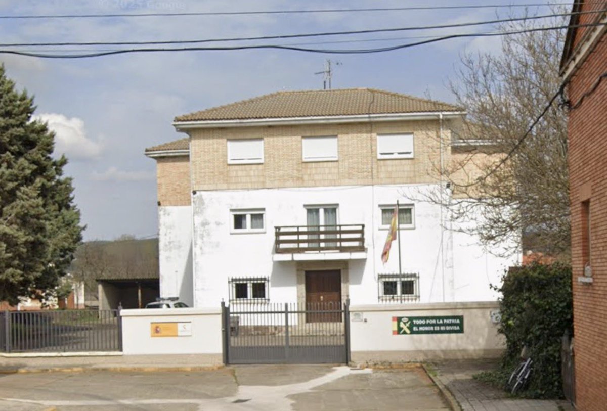 casa_cuartel's tweet photo. #cadadíauncuartel (1646)
Hoy vamos a conocer la #casacuartel de #BuenavistaDeValdavia (Palencia):

📐 ¿Manuel de Lorenzo Jiménez?
💶 @guardiacivil 
🗓 1974
📍 42,63616° N, 4,61297° O
🏘️ 7
1/5 https://t.co/2oiN7CsIAV