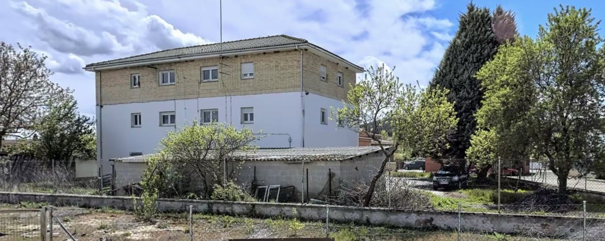 casa_cuartel's tweet photo. #cadadíauncuartel (1646)
Hoy vamos a conocer la #casacuartel de #BuenavistaDeValdavia (Palencia):

📐 ¿Manuel de Lorenzo Jiménez?
💶 @guardiacivil 
🗓 1974
📍 42,63616° N, 4,61297° O
🏘️ 7
1/5 https://t.co/2oiN7CsIAV