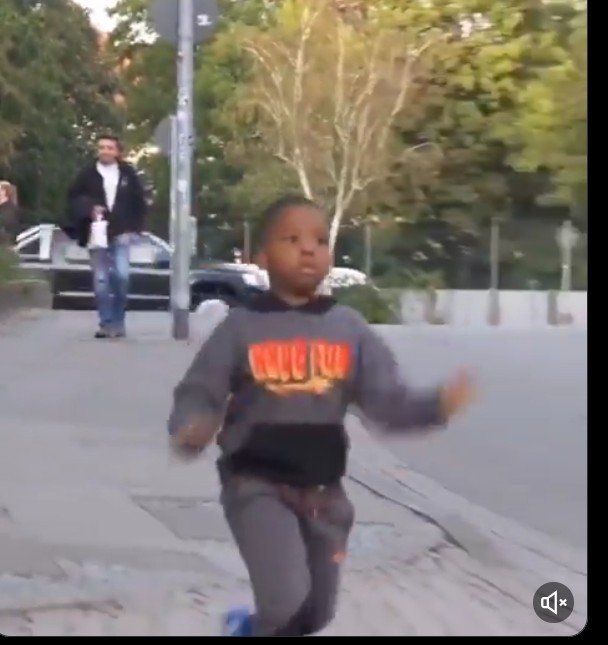 Boymanag3r's tweet photo. @awkwardgoogle "fvck , fvck , fvck, keep moving Jason,keep moving" https://t.co/nDXCZiCdou