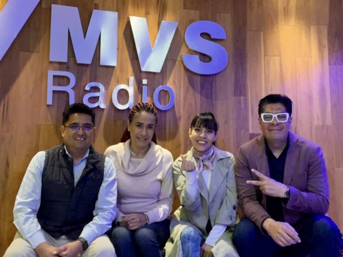 Lasof721's tweet photo. Cada jueves es un disfrute compartir la sección de #SemánticaCultural en @MVS102_5 con @AdrianEnMVS #RocíoSiqueiros y el #Producer 

¡Feliz jueves, felices todos! 💜🎙️ https://t.co/R0O1V5HsYU