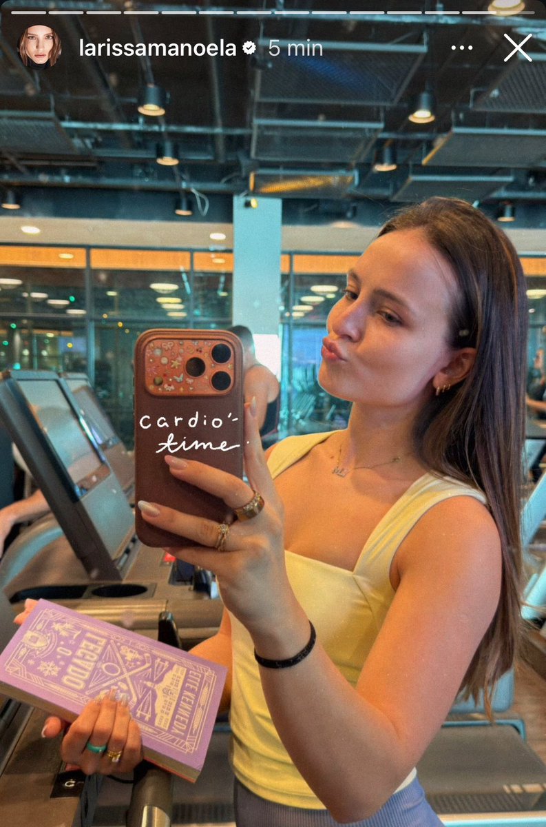 lariboazuda's tweet photo. ai vc tá numa competição de quem é mais performático e a oponente é a larissa manoela que leva livro pra academia https://t.co/x8OUHuoS73
