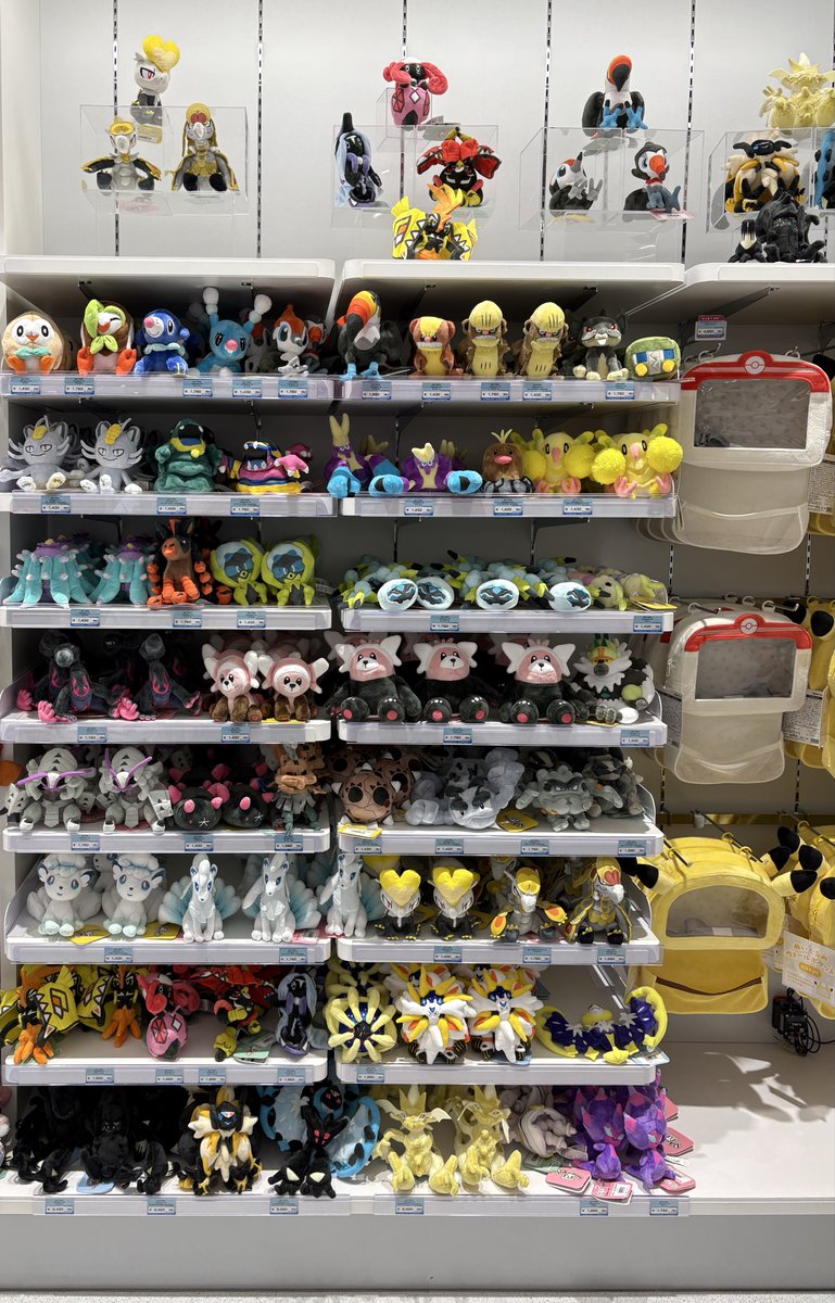 nao_clo_'s tweet photo. 昨日2026.7月9日午後のポケモンセンターフクオカ
ポケモンfit棚です

僕は見てしまった👁️
fitじゃない商品をこの棚に置くお子様を！
すごくわかりにくいですが探してみてください
（神に誓って仕込みじゃないです😮‍💨） https://t.co/IUqYK5VPwa