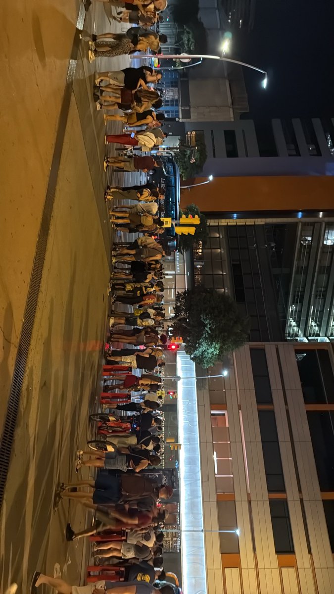 PHallado's tweet photo. @jaumecollboni, acabem de sortir del @cruillabcn i no tenim taxi ni metro ni res, cada any igual …
Feu alguna cosa ja !? https://t.co/RFLIxlZsAZ