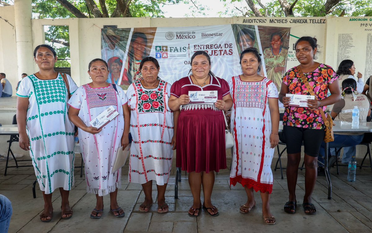 NancyOrtizOax's tweet photo. Continuando la gira de trabajo, visité la Costa oaxaqueña para entregar tarjetas bancarias a comités del #FAISPIAM y a beneficiarias y beneficiarios de @JovConFuturo.
Para el @GobiernoMX, la participación comunitaria es un motor de transformación, y las y los jóvenes tienen acceso a oportunidades de desarrollo profesional.