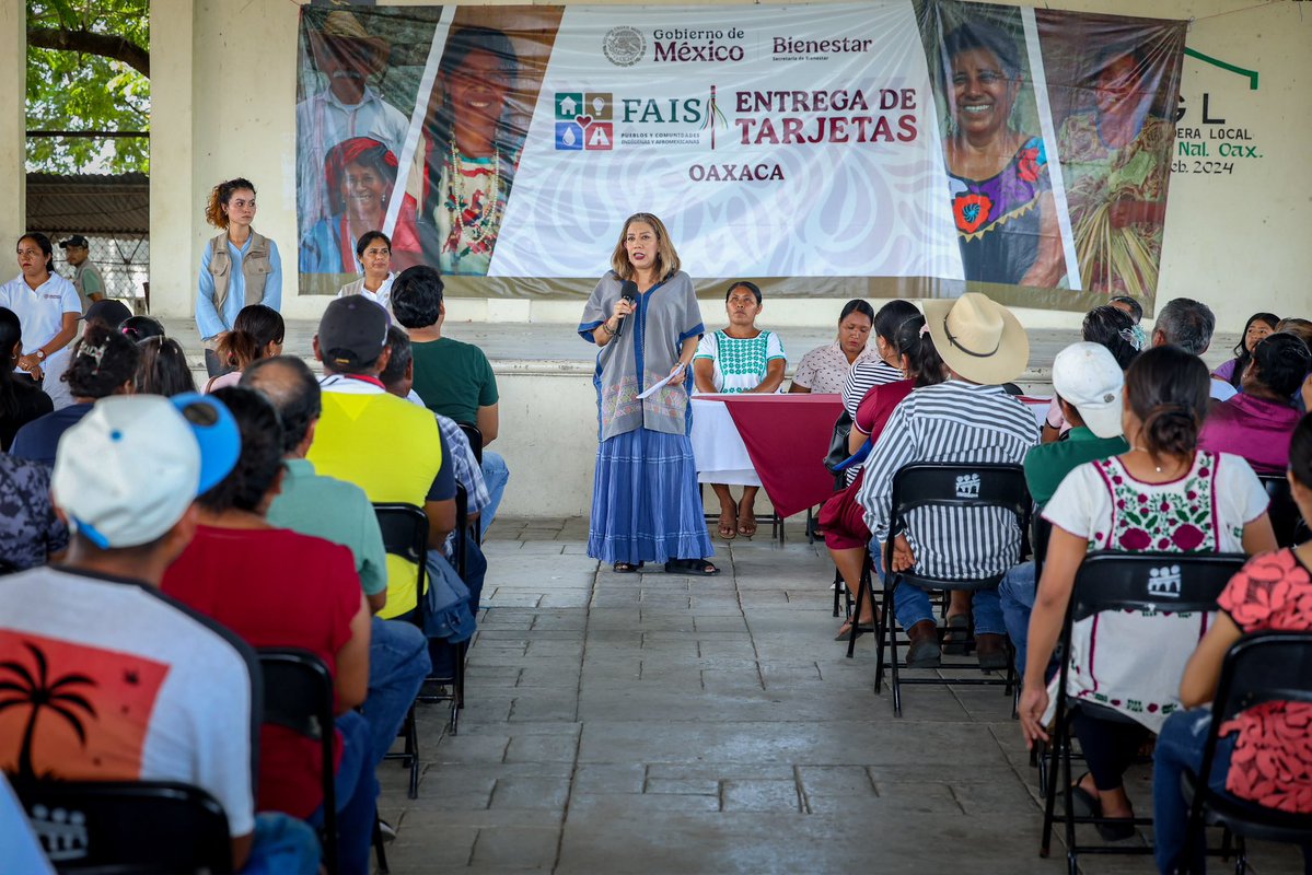 NancyOrtizOax's tweet photo. Continuando la gira de trabajo, visité la Costa oaxaqueña para entregar tarjetas bancarias a comités del #FAISPIAM y a beneficiarias y beneficiarios de @JovConFuturo.
Para el @GobiernoMX, la participación comunitaria es un motor de transformación, y las y los jóvenes tienen acceso a oportunidades de desarrollo profesional.
