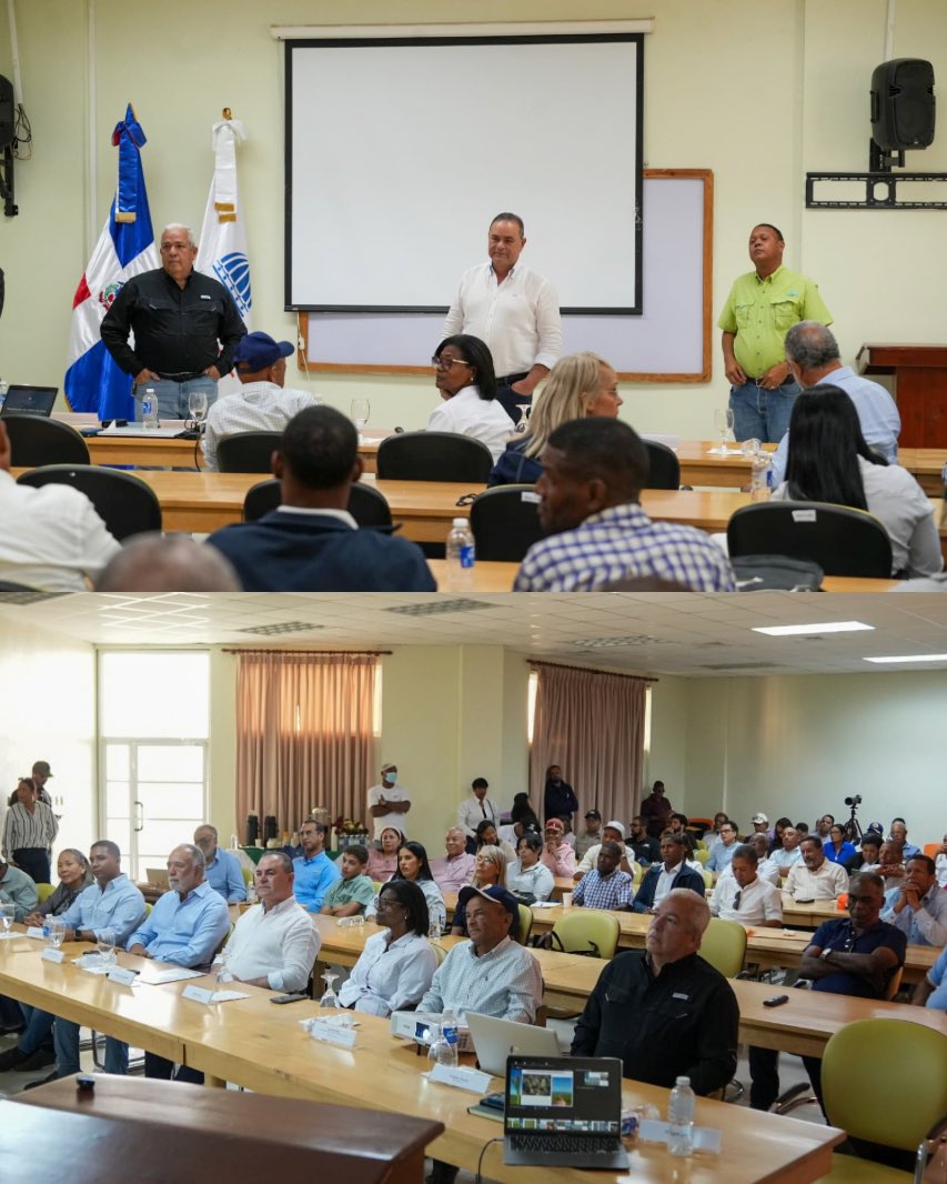 AgriculturaRD's tweet photo. 🚜🌾 El Ministerio de Agricultura concluyó el Conversatorio Técnico con Productores Agrícolas del Valle de San Juan, encabezado por el ministro Francisco Oliverio Espaillat, donde se abordaron temas de interés para el sector, entre ellos BioArroz y el manejo de malezas en el cultivo de arroz.

Durante el encuentro, el ministro hizo un llamado a los productores a ver la mecanización como una oportunidad para producir más, optimizar los recursos, reducir costos y fortalecer la competitividad de la agricultura dominicana.

Seguimos impulsando un campo más moderno, productivo y sostenible para garantizar la seguridad alimentaria del país. 🇩🇴🌱

#AgriculturaRD #PRONAMEC #BioArroz #MecanizaciónAgrícola #Arroz #InnovaciónAgropecuaria