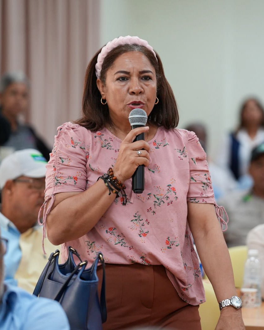 AgriculturaRD's tweet photo. 🚜🌾 El Ministerio de Agricultura concluyó el Conversatorio Técnico con Productores Agrícolas del Valle de San Juan, encabezado por el ministro Francisco Oliverio Espaillat, donde se abordaron temas de interés para el sector, entre ellos BioArroz y el manejo de malezas en el cultivo de arroz.

Durante el encuentro, el ministro hizo un llamado a los productores a ver la mecanización como una oportunidad para producir más, optimizar los recursos, reducir costos y fortalecer la competitividad de la agricultura dominicana.

Seguimos impulsando un campo más moderno, productivo y sostenible para garantizar la seguridad alimentaria del país. 🇩🇴🌱

#AgriculturaRD #PRONAMEC #BioArroz #MecanizaciónAgrícola #Arroz #InnovaciónAgropecuaria