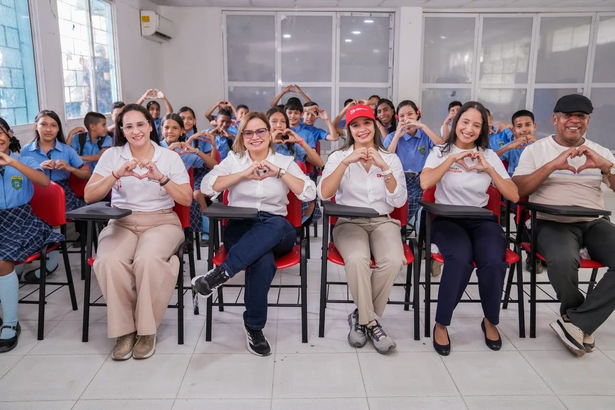 MagdalenaGober's tweet photo. Gobernadora Margarita Guerra cumple compromiso con la educación rural y entrega dotación a tres instituciones educativas de Zona Bananera

Gracias a la alianza estratégica entre el Gobierno de Más Resultados con la empresa Drummond, se entregaron 554 mobiliarios escolares. https://t.co/gLAZPr4emX