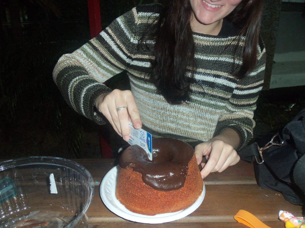 nardoooo06's tweet photo. Marcela cortando o bolo com o cartão de passagem KSKSKSKS VSF https://t.co/fbZbj1M0hY