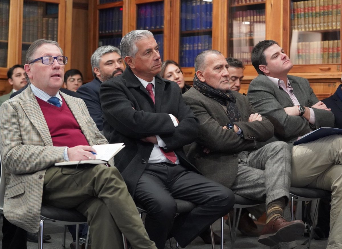 ACHMChile's tweet photo. 🎓🛡️ La ACHM y la PUCV dieron inicio al Diplomado en Gestión de la Seguridad Municipal, una instancia para fortalecer capacidades locales con mirada integral y territorial. https://t.co/ZBf80a6psX