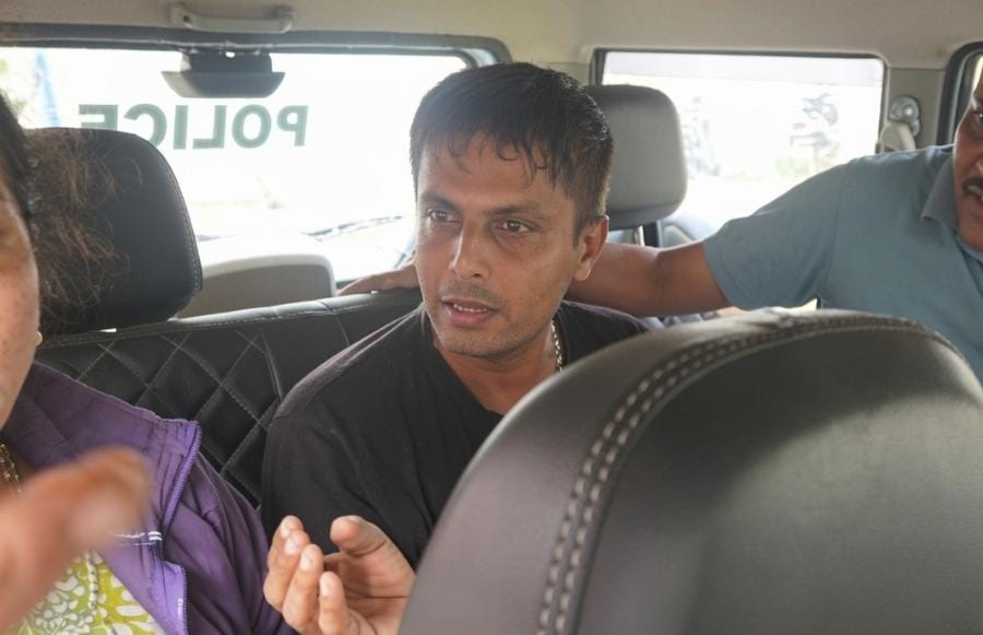 NewsAlgebraIND's tweet photo. BIG NEWS 🚨 Bengaluru MBA graduate arrested for using fake Rs 500 note to buy cigarette. https://t.co/I7M8azPng3