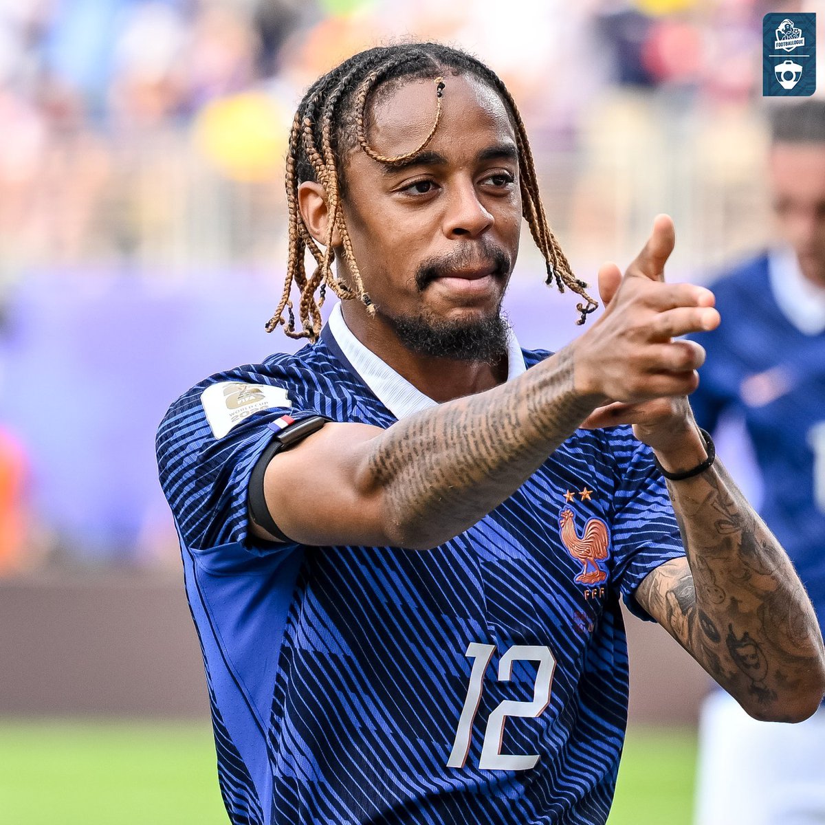Footballogue's tweet photo. Daniel Riolo ne veut même plus débattre à propos de 𝗤𝗨𝗜 𝗗𝗢𝗜𝗧 𝗘̂𝗧𝗥𝗘 𝗧𝗜𝗧𝗨𝗟𝗔𝗜𝗥𝗘 𝗔𝗨 𝗣𝗥𝗢𝗖𝗛𝗔𝗜𝗡 𝗠𝗔𝗧𝗖𝗛 entre Désiré Doué et Bradley Barcola ! ❌🇫🇷

"Je m'en fous ! 𝗖𝗲 𝗱𝗲́𝗯𝗮𝘁, 𝗽𝗼𝘂𝗿 𝗺𝗼𝗶, 𝗻'𝗲𝘅𝗶𝘀𝘁𝗲 𝗽𝗮𝘀. 

Les deux se partagent les minutes et les matchs... 𝗘𝗧 𝗔̀ 𝗖𝗛𝗔𝗤𝗨𝗘 𝗙𝗢𝗜𝗦 𝗖'𝗘𝗦𝗧 𝗕𝗜𝗘𝗡 !

Donc il n'y a même plus besoin de se la poser cette question en fait..."

(After Foot)