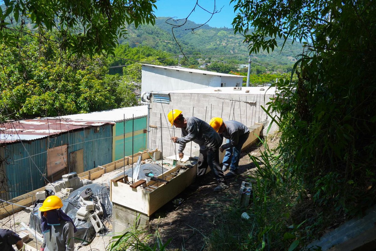 ViviendaSV's tweet photo. Avanzamos en las obras de mejoramiento de 101 viviendas en la Comunidad Quiñónez 1, un programa que se ejecuta en varias comunidades de San Salvador y que busca mejorar las condiciones de las familias con financiamiento del @kfw. 

Trabajamos en: 
✅ Cambios de techos y de sus estructuras
✅ Construcción de paredes
✅ Intervenciones en ventanas, pisos y puertas.

Otras comunidades intervenidas son la Kiwanis, La Naval, Nicaragua 2 y La Chacra.