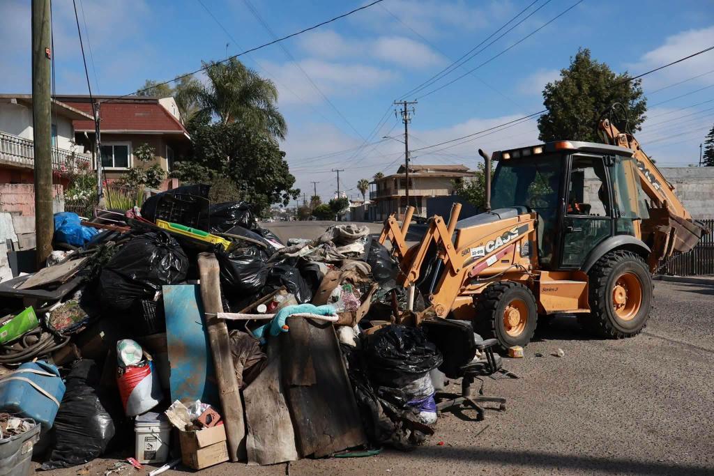 NoticiaRosarito's tweet photo. ✅️| Prioriza Gobierno Municipal el mejoramiento urbano en las colonias de las delegaciones San Antonio de los Buenos, Playas de Tijuana y Centro 

Leer más: https://t.co/RbV0LPVMP5 https://t.co/Q9WegiWzfY