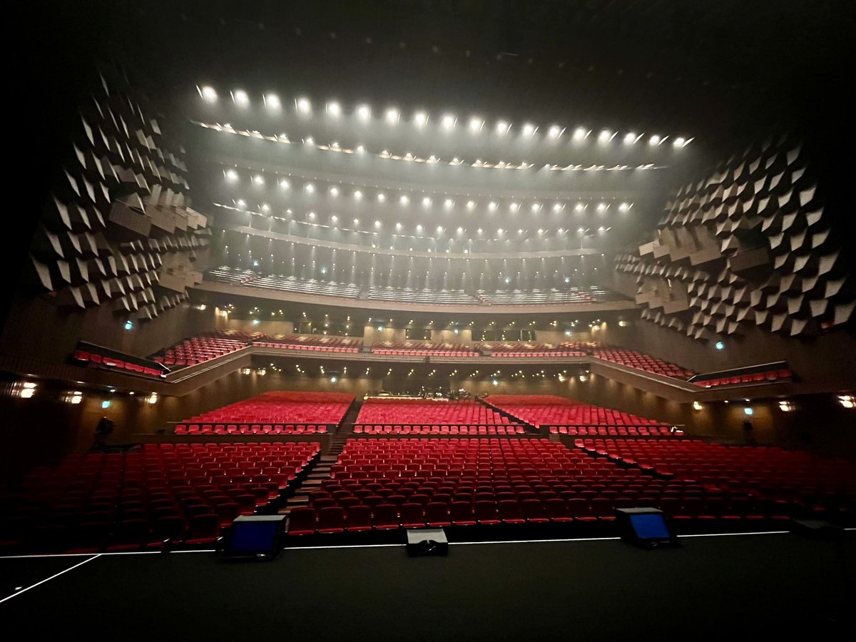 CrusherKimura's tweet photo. 『AKINA NAKAMORI LIVE TOUR 2026』
大阪2Days、ありがとうございました。

シンフォニーホールならではの響きの中で、明菜さんの歌声を毎公演間近で聴ける贅沢な時間でした。
ヒット曲が次から次へと続くセットリスト。やっぱりあがる。 https://t.co/Igy7wKL8o4