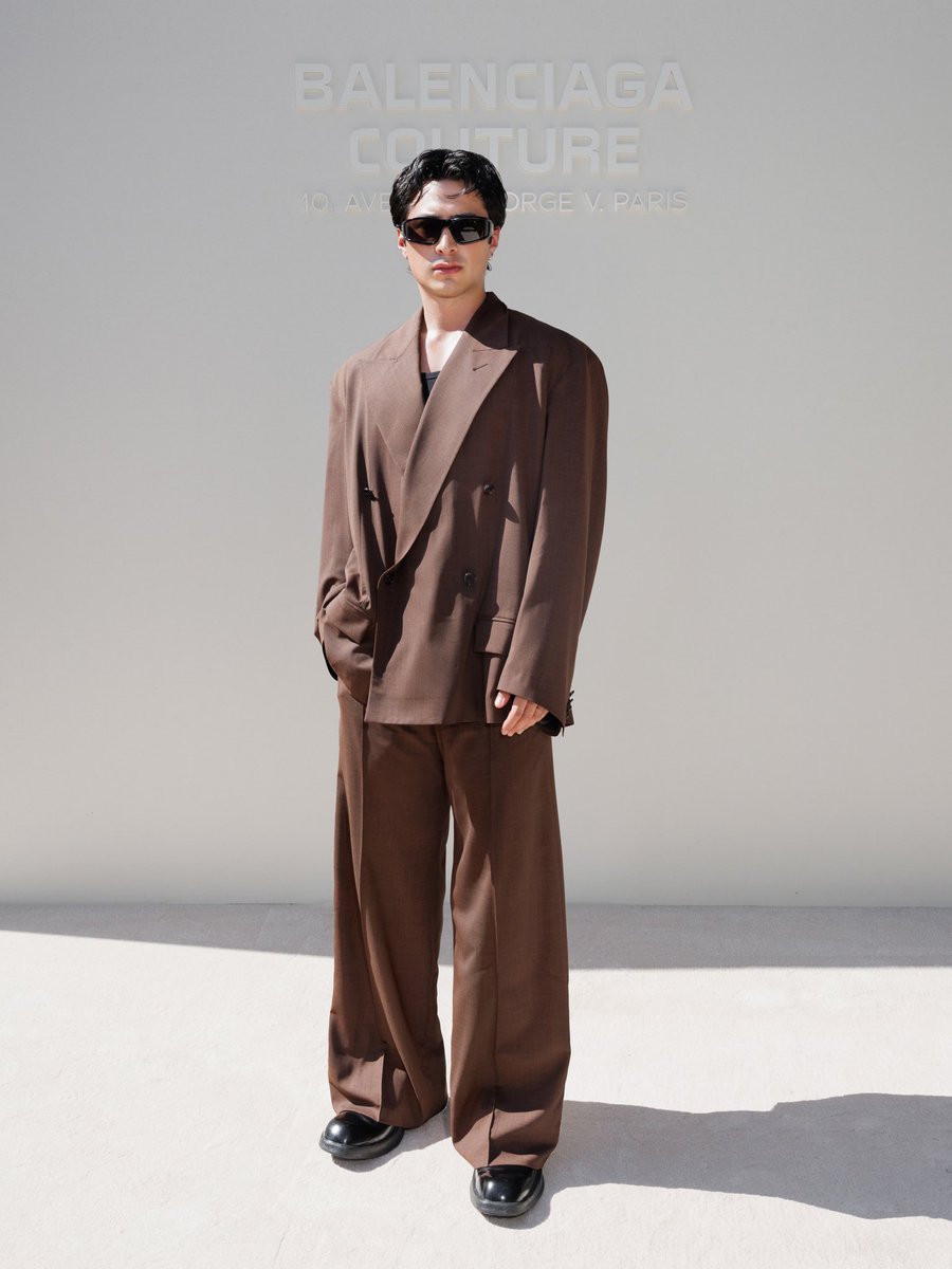hudsonwupdates's tweet photo. .@officialxmag penned an article about Hudson Williams 'stealing the spot light' at Balenciaga Couture!

"Hudson Williams became the unexpected star of Balenciaga’s Haute Couture debut after ditching his jacket to beat the sweltering Paris sun. Not even Pierpaolo Piccioli’s long-awaited debut at Balenciaga managed to steal all the attention. Instead, one of the most talked-about moments of Paris Haute Couture Week came courtesy of Hudson Williams, whose candid reaction to the soaring temperatures quickly became a viral sensation. (...) Yet despite the craftsmanship on display, it was Hudson Williams’ refreshingly honest response to the sweltering heat that became one of the defining images of the day"

🔗 https://t.co/4cVxuHNACN… https://t.co/nQCX933YIm