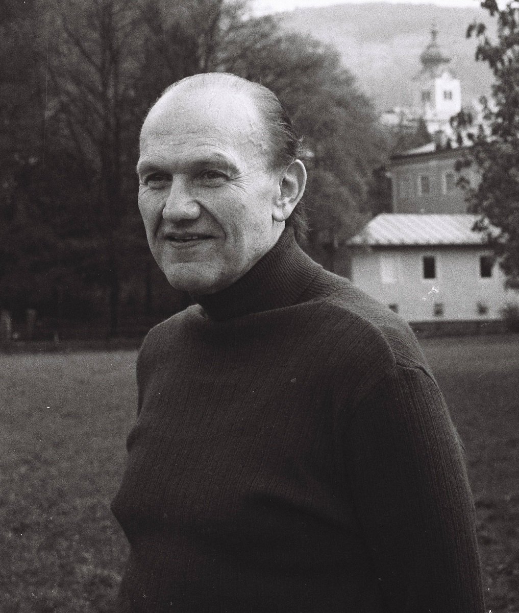 AndreBuchheim's tweet photo. #NachtGedanken #NightPhilosophy
#Mitleid #Literatur #Gefuehl & #sozialeTat
Darüber erfahren wir heute mehr #Inspiration von
Franz Fühmann (1922-1984)
"Ist Mitleid nur reaktionär? Es gibt auf diese Frage bejahende Pauschalantworten, aber jedes Gefühl, auch der Haß, kann soziale Energien schwächen oder stärken, und aus jedem Gefühl, wenn es nur ehrlich und stark empfunden wird, kann starke und ehrliche Literatur wachsen, die ja allein schon eine soziale Tat ist
Und Mitleid ist ja nicht Bemitleidung und schon gar nicht Selbstbemitleidung. Das allerdings ist widerwärtig"
aus: "Zweiundzwanzig Tage oder die Hälfte des Lebens", Verlag Philipp Reclam jun. Leipzig 1986