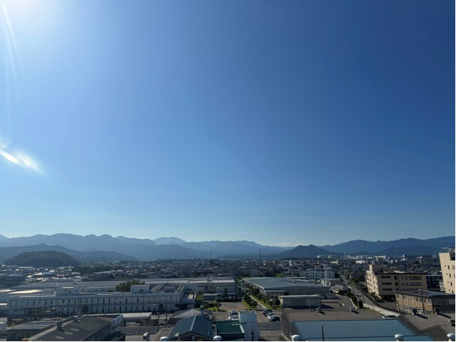 PanasonicHIKONE's tweet photo. 本日の彦根は【晴れ☀】     
おはようございます！  
梅雨が明けた途端、日差しが数倍にも強くなった気がします。溶けそうなくらい暑いですね。。。
体調には気を付けて、頑張りましょうね！ 
#企業公式が毎朝地元の天気を言い合う 
#企業公式が毎朝地元の天気を言いあう 
#彦根市 
#パナソニック https://t.co/YSOlWT76re
