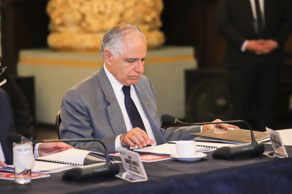 OJGuatemala's tweet photo. Como parte del compromiso del Organismo Judicial con la coordinación interinstitucional y el fortalecimiento de la gestión pública, el Magistrado René Guillermo Girón Palacios, Vocal III de la Corte Suprema de Justicia, participó en la sesión ordinaria del Consejo Nacional de Administración de Bienes en Extinción de Dominio (CONABED), acompañado por el Licenciado Wilber Castellanos, Subsecretario de la Presidencia del Organismo Judicial.

La reunión, presidida por la Vicepresidenta de la República, Karin Larissa Herrera Aguilar, se realizó en el Palacio Nacional de la Cultura, donde se conocieron los planes presupuestarios y la distribución de las asignaciones administrativas para fortalecer una gestión eficiente, transparente y responsable de los bienes administrados por el CONABED.

Con su participación, el Organismo Judicial reafirma su compromiso de impulsar acciones de coordinación interinstitucional que contribuyan al fortalecimiento de la administración pública en beneficio del país.

#OJ #CSJ #CONABED