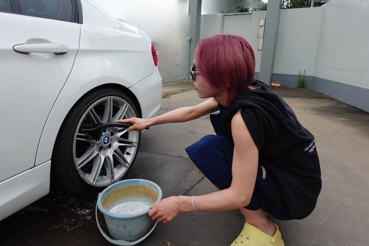 おはよう〜🌻☀️ 夏始まる前にお父さんと車の洗浄したよ🤟 ́͏̖-