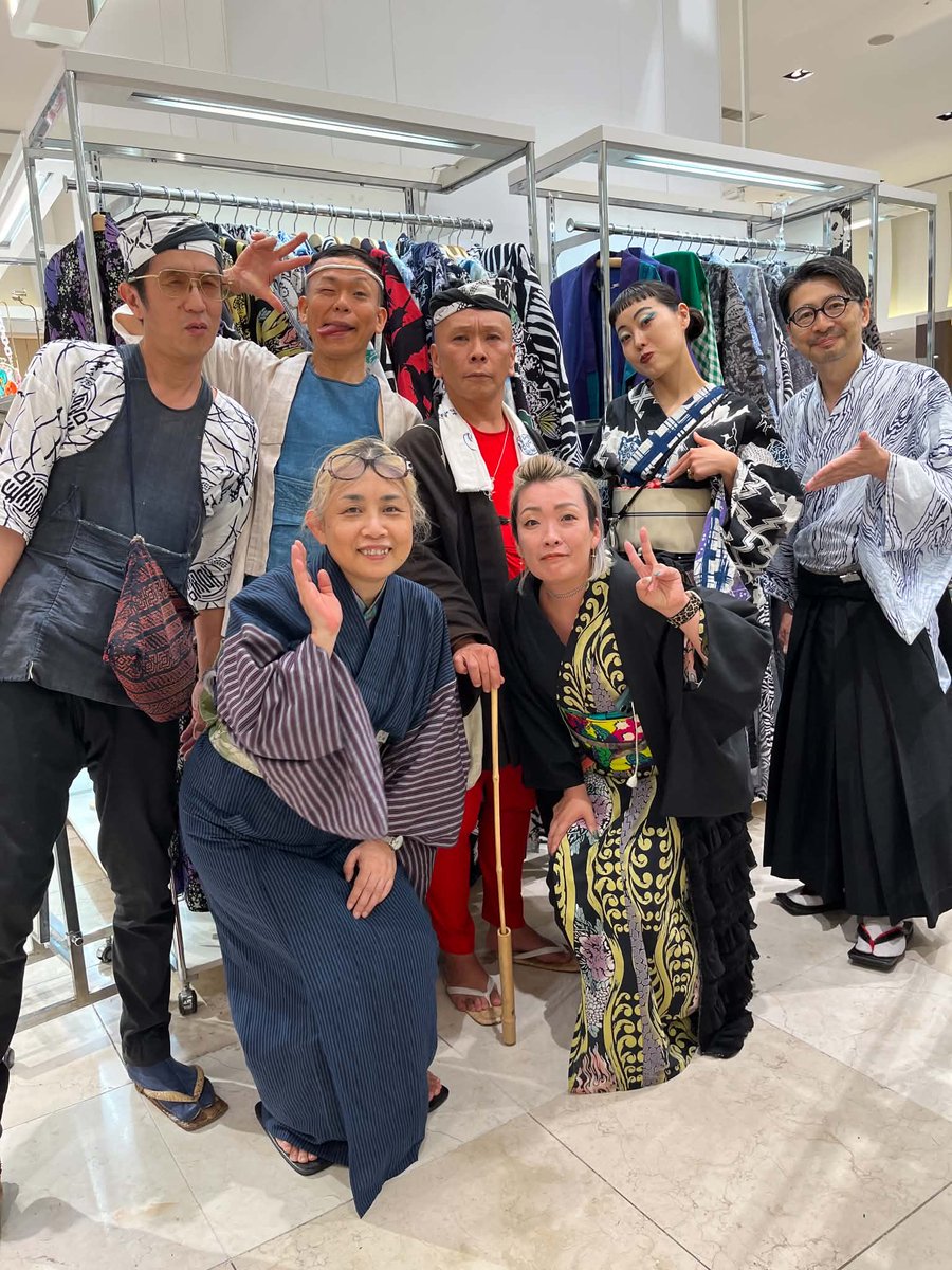 rumixdesign's tweet photo. 切腹ピストルズのみなさま
飯田隊長
ご遠方の団員の皆様
新宿までお出ましいただき
誠に感謝いたします。
ハレとケの接点、亀裂が生まれた新宿駅のほとりで、
祭りについてあらためて考え感じた一日でした。
栃木西方のお酒をいただきました　艶姿　ラベルもカッコいい！
また今度お会いしましょう！ https://t.co/i43KegurJh