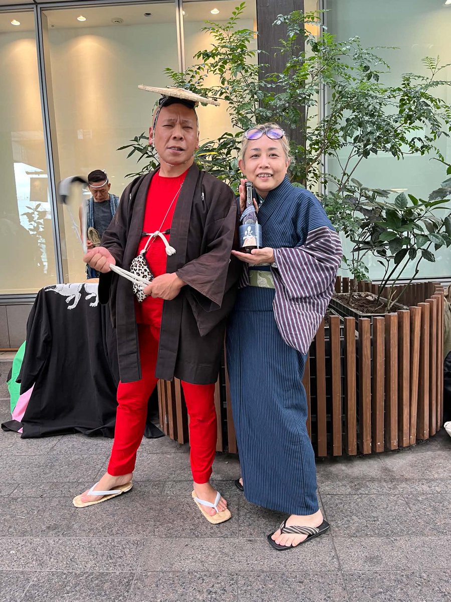 rumixdesign's tweet photo. 切腹ピストルズのみなさま
飯田隊長
ご遠方の団員の皆様
新宿までお出ましいただき
誠に感謝いたします。
ハレとケの接点、亀裂が生まれた新宿駅のほとりで、
祭りについてあらためて考え感じた一日でした。
栃木西方のお酒をいただきました　艶姿　ラベルもカッコいい！
また今度お会いしましょう！ https://t.co/i43KegurJh