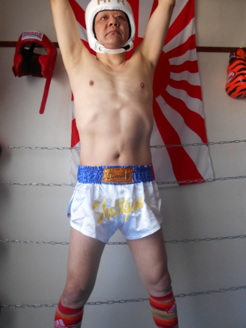 clinchboxing's tweet photo. 昭和のキックボクシングは　ほんまこういうデザインの前部文��刺繍とラインのが多かったし　憧れたなあ。　小中時代の鮮明な記憶だなあ https://t.co/Jd6UNAOcOE