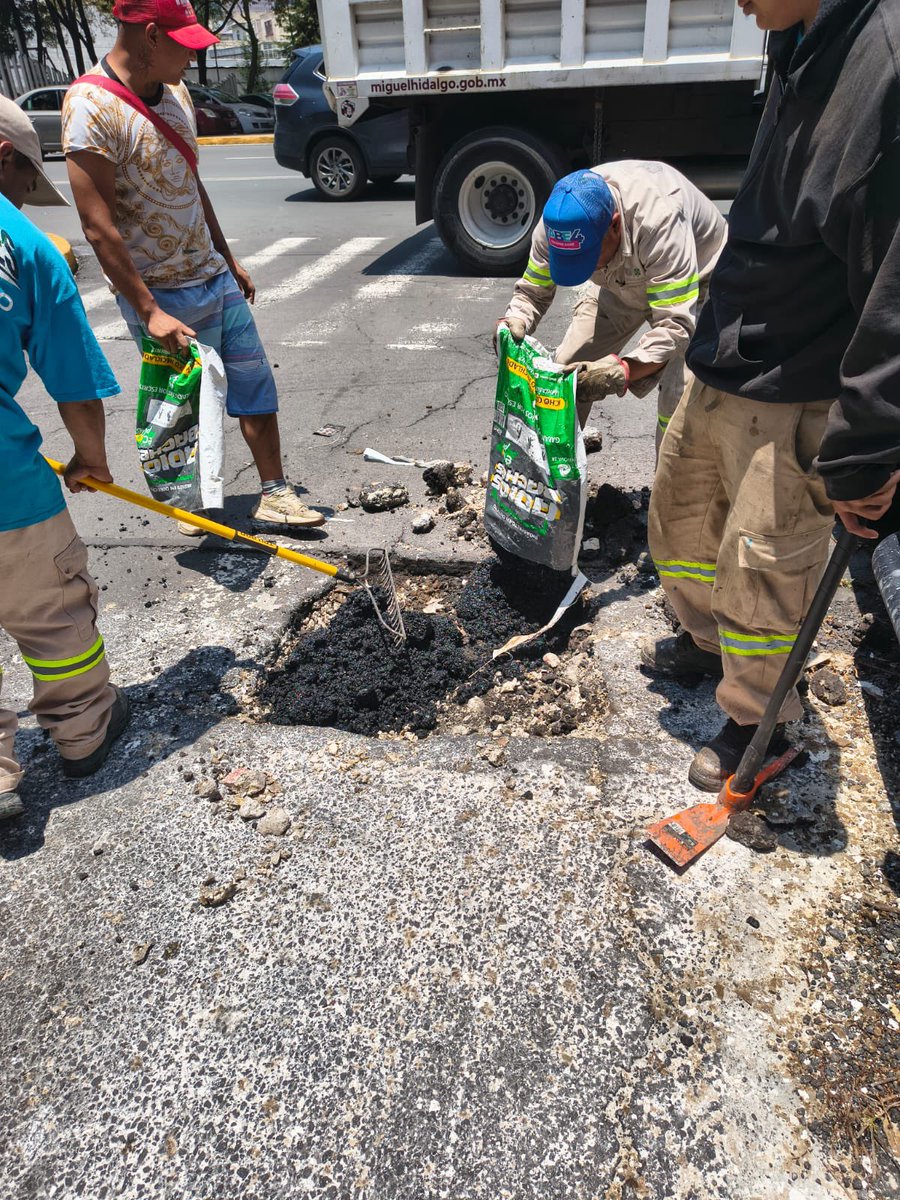 PrimeSanders21's tweet photo. Un día más tapando baches por parte de la Dirección Gral de Obras. #AntibachesMH @mauriciotabe https://t.co/cmzLdzq2Rq