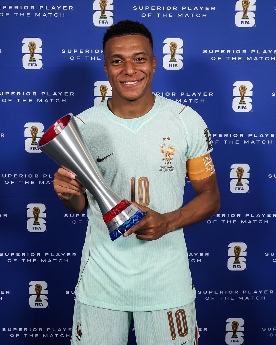 oficialmanualjr's tweet photo. 🇦🇷 Lionel Messi:
• Errou um pênalti
• Deu uma assistência
• Marcou um gol apenas 4 minutos depois da assistência

🇫🇷 Kylian Mbappé:
• Errou um pênalti
• Marcou um gol
• Deu uma assistência apenas 6 minutos depois do gol

Os craques podem até errar um pênalti... 
mas continuam decidindo jogos.