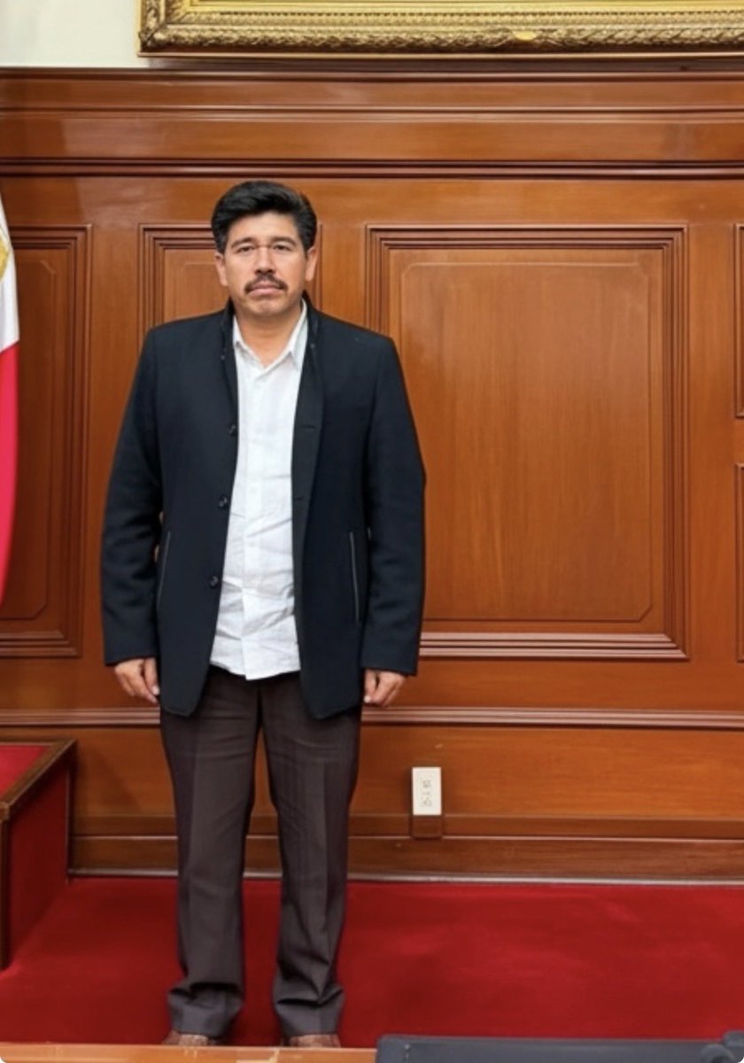 EmilioVallejoRL's tweet photo. Las fachas con las que se presentan los gobiernicolas obradoristas habla de su profundo menosprecio por la investidura del cargo que ostentan. Asumen que los mexicanos no valen lo suficiente como para ser representados de forma decorosa, al menos en su arreglo personal.

MORENA quiere un México chafa, mediocre y pusilánime en el que se sientan cómodos.