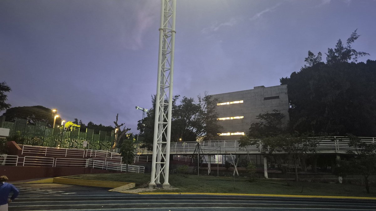 araleyc's tweet photo. Es común ver a las 5:00 a.m que el edificio de @DEPORTE_GobOax tiene encendidas las luces y siguen encendidas aún después del amanecer. Vista desde el polideportivo, donde llevo 2 años viendo esto.   Reducir el consumo eléctrico  en las oficinas, hace brillar el planeta. https://t.co/0CIuOLuKoG