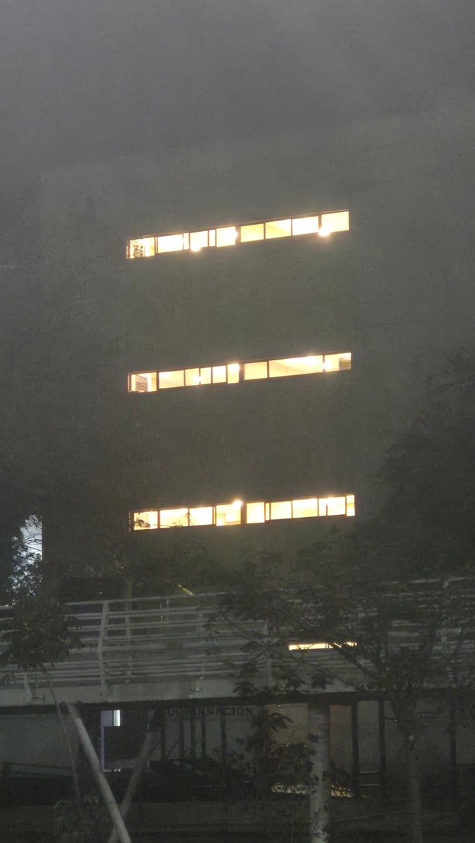 araleyc's tweet photo. Es común ver a las 5:00 a.m que el edificio de @DEPORTE_GobOax tiene encendidas las luces y siguen encendidas aún después del amanecer. Vista desde el polideportivo, donde llevo 2 años viendo esto.   Reducir el consumo eléctrico  en las oficinas, hace brillar el planeta. https://t.co/0CIuOLuKoG