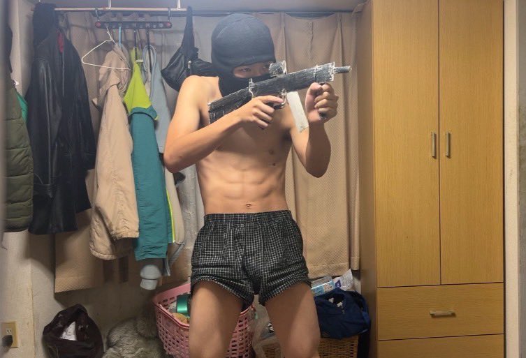 m_i_179's tweet photo. 暴力こそが世界の基盤であり
その頂点に位置するのが殺し屋だ。 https://t.co/Iv50eRF4sV