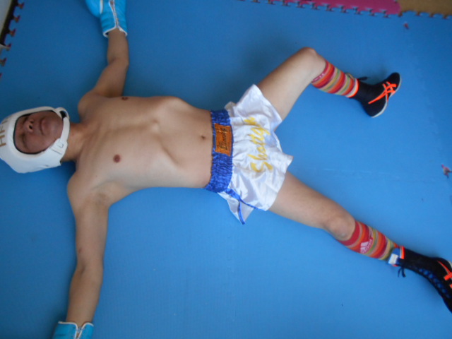 clinchboxing's tweet photo. 昭和のキックボクシングは　ほんまこういうデザインの前部文��刺繍とラインのが多かったし　憧れたなあ。　小中時代の鮮明な記憶だなあ https://t.co/Jd6UNAOcOE