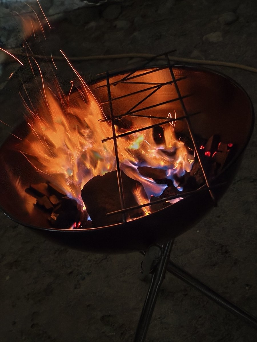 jahantigh80240's tweet photo. شبی که اینجوری شروع بشه به چی ختم میشه ؟؟
#fire
#night
#شب https://t.co/BtYRSzqS7m