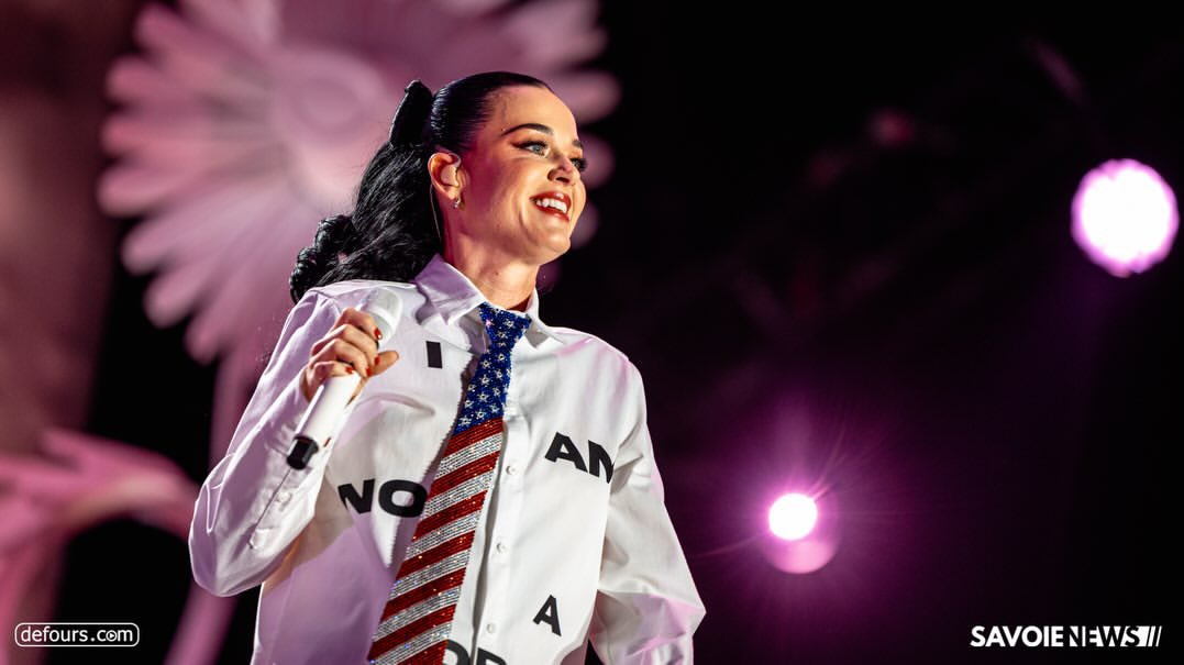accesskatyperry's tweet photo. Katy Perry is out of office | Musilac Festival, France 🇫🇷 https://t.co/8RiYZUMEbc