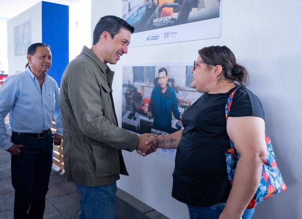 OscarSamayoaR's tweet photo. PROFOEM entrega apoyos a emprendedores y microempresas de El Marqués https://t.co/hfw8lfFeHe https://t.co/uocrTDPZnt https://t.co/V4BywO6e9S