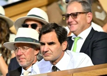 hanaycp's tweet photo. Roger Federer in the Royal Box at Wimbledon 🎾 Without sunglasses, and either with or without the jacket, any style looks cool 👔 https://t.co/st9ltrslea
