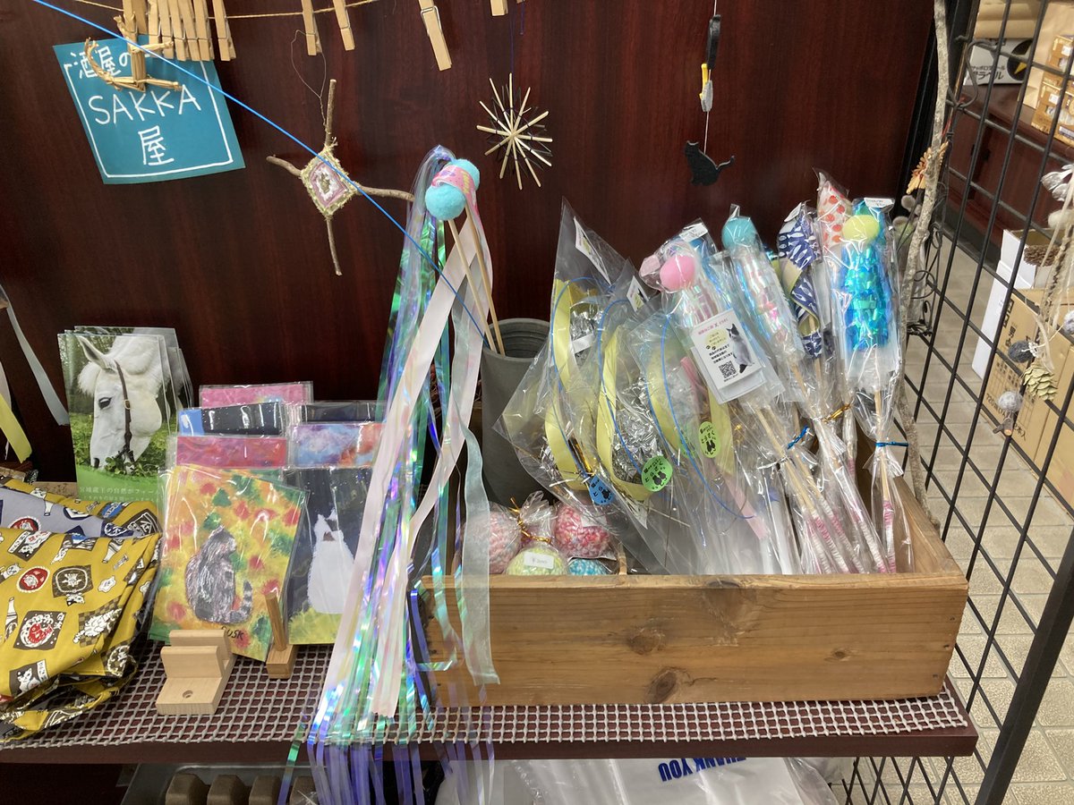 koyuki507's tweet photo. おはようございます〜
荒町商店街は晴れて蒸し暑い朝です。
水分をこまめに摂って暑さ対策しましょう！
今日も宜しくお願い致します🙏
全額が越路ねこ部さんの活動費になる
とらさくさんの猫オモチャがモリモリ入りました。
めんこいので宜しくお願いします🙇

#荒町商店街
#仙台 https://t.co/tx2jNNKz8b