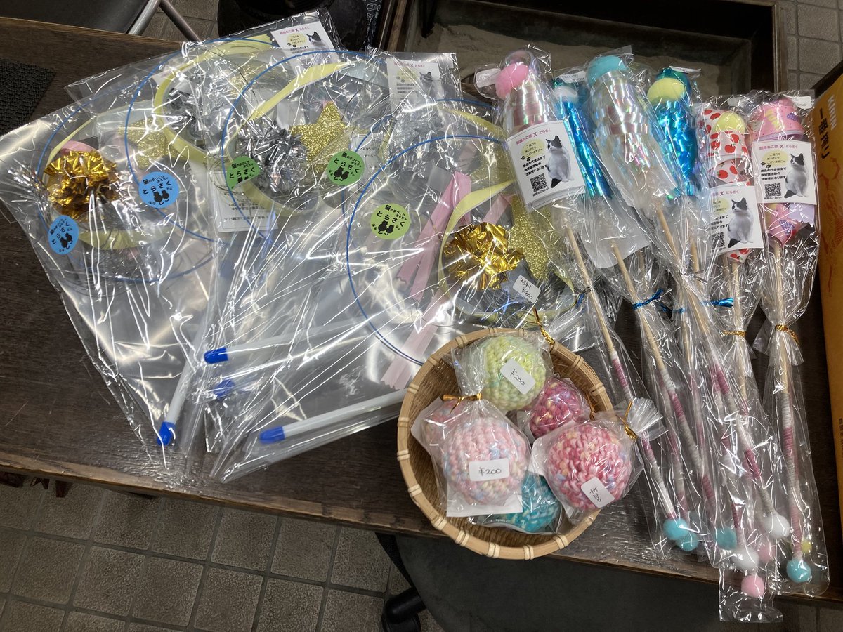 koyuki507's tweet photo. おはようございます〜
荒町商店街は晴れて蒸し暑い朝です。
水分をこまめに摂って暑さ対策しましょう！
今日も宜しくお願い致します🙏
全額が越路ねこ部さんの活動費になる
とらさくさんの猫オモチャがモリモリ入りました。
めんこいので宜しくお願いします🙇

#荒町商店街
#仙台 https://t.co/tx2jNNKz8b