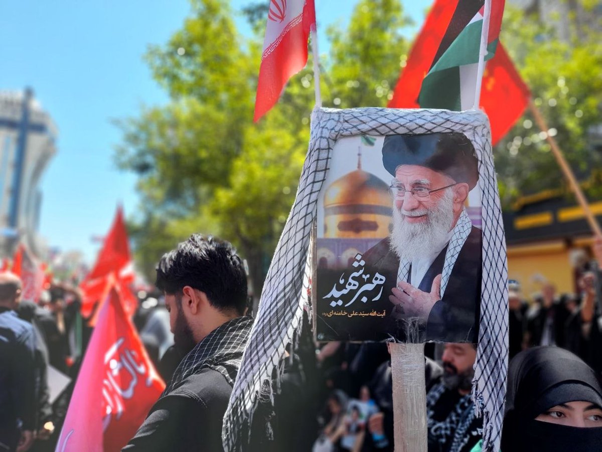 yaaa_hossein's tweet photo. نمیدونم چی بگم جز اینکه دلمان برایتان تنگ خواهد شد ,مشهد امروز میزبان شهیدی است که خودش، عاشقانه ترین زائر این حرم بود. کنار رضا آرام گرفتید، روحتان قرین رحمت.🥀
#باید_برخاست 
#ای_ایران_بخوان https://t.co/T5D3WoUZxE