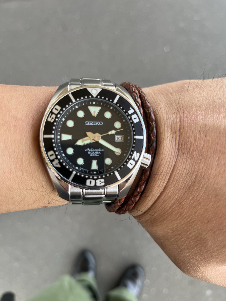 6eou1e6wdhLOjc3's tweet photo. 今日も朝から暑いです🥵時計はセイコーダイバーズスモウ1st。靴はオールデンのペニーローファー。バッグはcisei のトートです。お気に入り着けて今日もお仕事頑張ります!セイコーダイバーズサイコー!#セイコー #オールデン #cisei https://t.co/KHI4yRxlJv